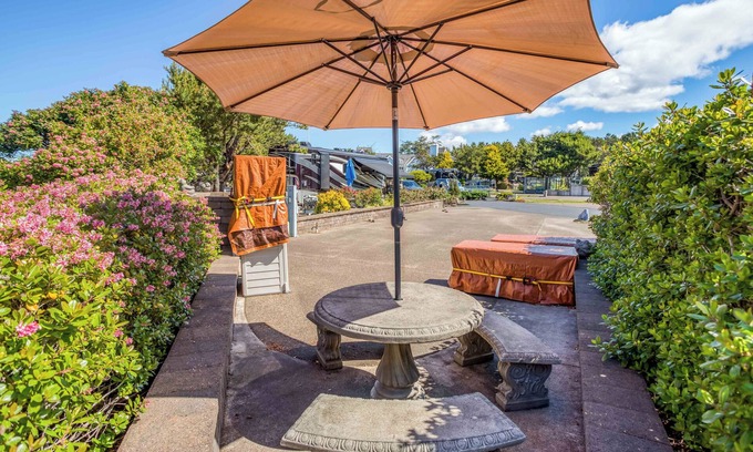 Agate Beach RV Rental | Dog Friendly, Available with 50AMP, 30AMP, Water and Sewer hook up's, WiFi
