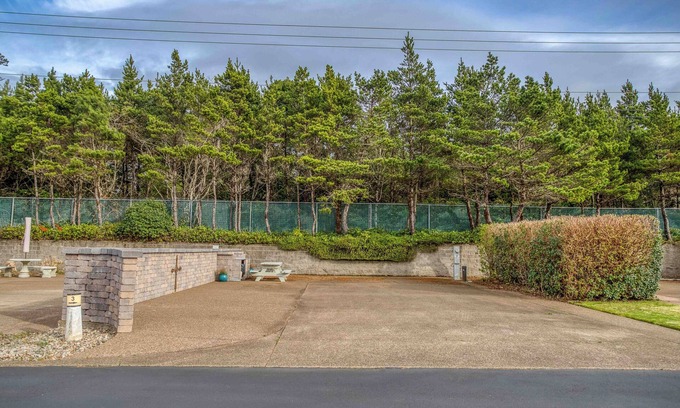 Agate Beach RV Rental | Dog Friendly, Available with 50AMP, 30AMP, Water and Sewer hook up's, WiFi