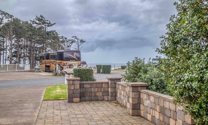 Agate Beach RV Rental | Dog Friendly, Available with 50AMP, 30AMP, Water and Sewer hook up's, WiFi