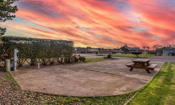 Agate Beach RV Rental | Dog Friendly, Available with 50AMP, 30AMP, Water and Sewer hook up's, WiFi