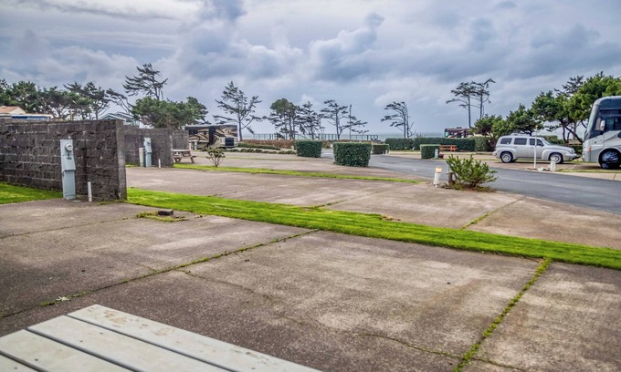 Agate Beach RV Rental | Dog Friendly, Available with 50AMP, 30AMP, Water and Sewer hook up's, WiFi