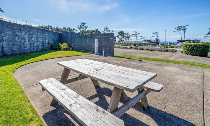 Agate Beach RV Rental | Dog Friendly, Available with 50AMP, 30AMP, Water and Sewer hook up's, WiFi
