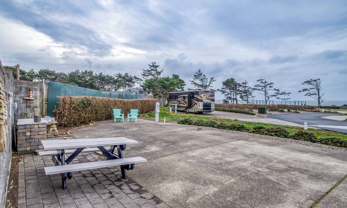Agate Beach RV Rental | Dog Friendly, Available with 50AMP, 30AMP, Water and Sewer hook up's, WiFi