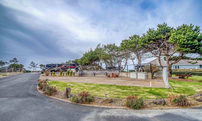 Agate Beach RV Rental | Dog Friendly, Available with 50AMP, 30AMP, Water and Sewer hook up's, WiFi