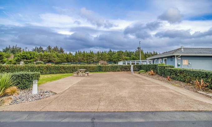 Agate Beach RV Rental | Dog Friendly, Available with 50AMP, 30AMP, Water and Sewer hook up's, WiFi