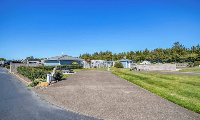 Agate Beach RV Rental | Dog Friendly, Available with 50AMP, 30AMP, Water and Sewer hook up's, WiFi