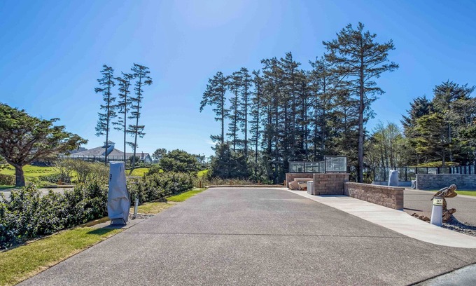 Agate Beach RV Rental | Dog Friendly, Available with 50AMP, 30AMP, Water and Sewer hook up's, WiFi