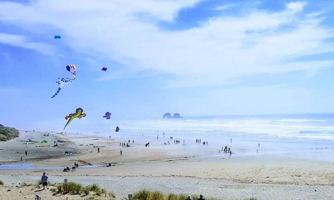 Rockaway Beach House | Dog Friendly - Beach Home in the Heart of Rockaway Beach!