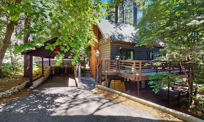 Arrowhead Villas House | Dog-friendly cabin near lake with large deck and great location