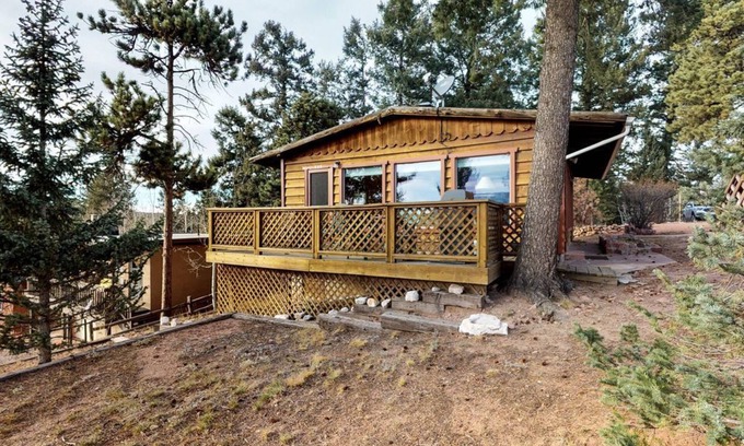 Woodland Park Cabin | Dog-friendly cabin with view of Pikes Peak & detached garage - walk to downtown