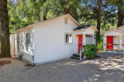 Cobb Hotel | Dog-Friendly Cabin 2 Mi to Trails cabin