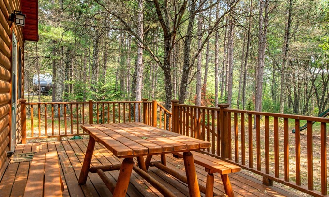 Big Flats House | Dog-friendly cabin on quiet lot near the creek with playground, firepit & W/D