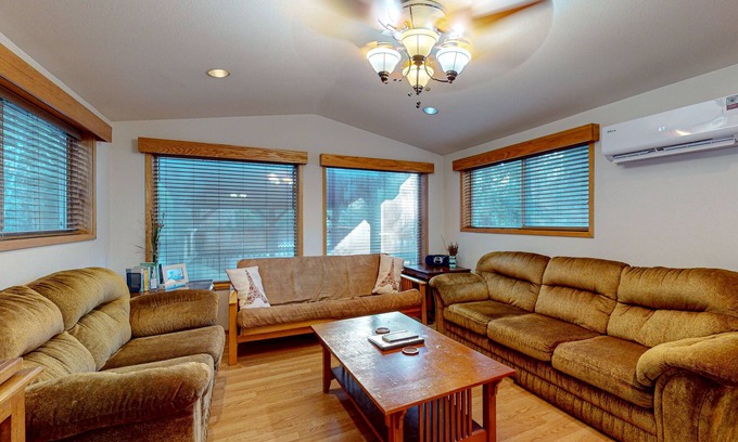 Brookings Cabin | Dog-friendly cabin with hot tub & great deck - near Whaleshead Beach