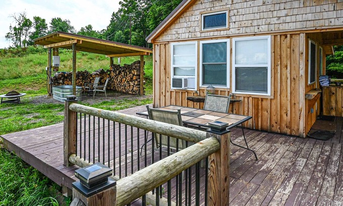 Franklin Springs Apartment | Dog-friendly cabin with deck plus access to a hot tub, game room, & gym