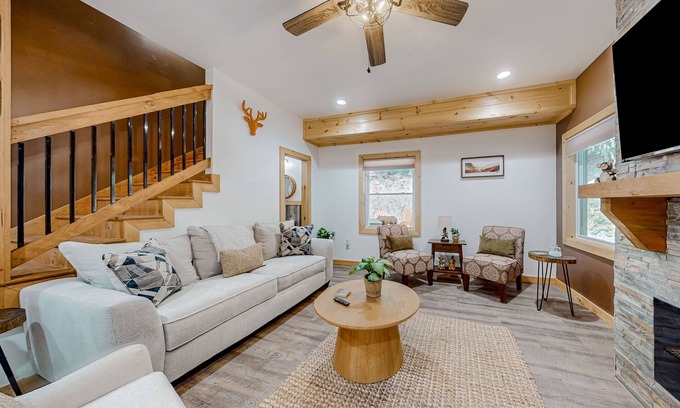 Ellijay Cabin | Dog-friendly cabin with private hot tub, game room, gym, heated pool, mini golf