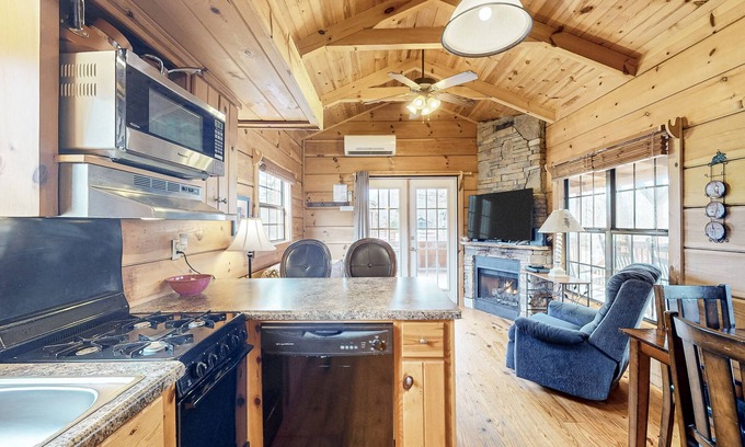 Altamont Cabin | Dog-friendly cabin with hot tub, near Linville Falls & Blue Ridge Parkway