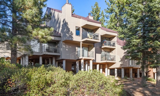 Carnelian Woods Condo | Dog-Friendly Carnelian Woods Lake View Condo