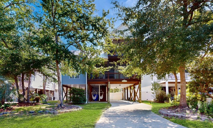 Long Beach House | Dog friendly coastal home with fenced in yard near the ocean