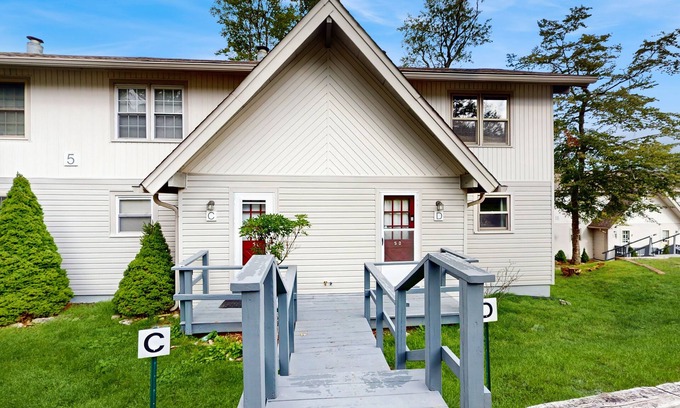 Beech Mountain Condo | Dog-friendly condo with two balconies & mountain views