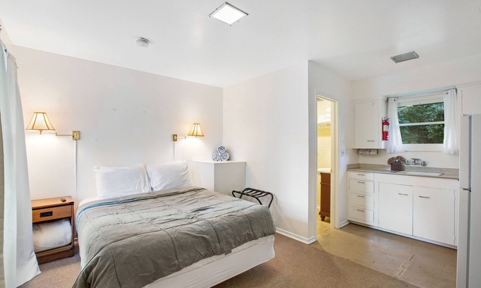 Nahcotta House | Dog-friendly cottage close to the water with firepit - walk to Morehead Park