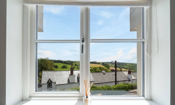 Barnstaple House | Dog friendly countryside cottage, close to the coast