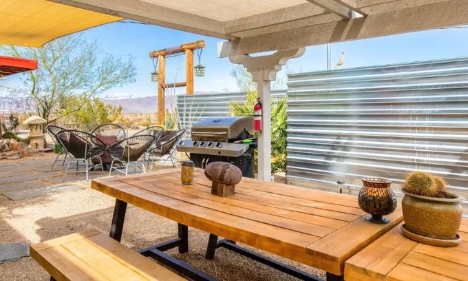 Wonder Valley House | Dog-friendly desert retreat with mountain view - pool, hot tub, sun room & W/D