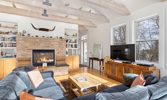 Red Lodge House | Dog friendly, Fireplace & Wi-Fi Mountain Treetop