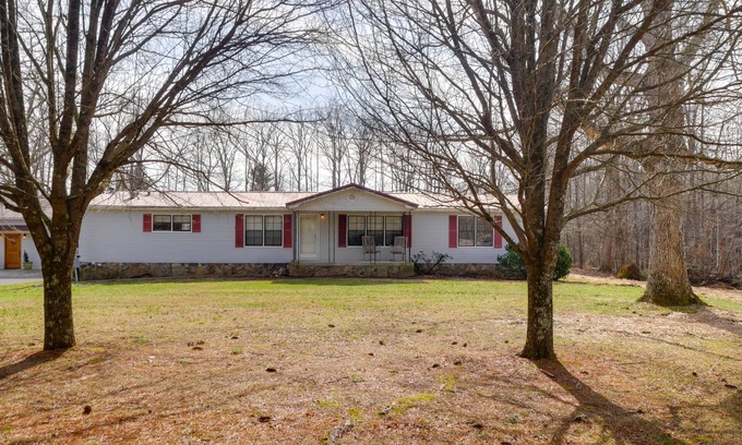Rising Fawn House | Dog-Friendly Georgia Home w/Grill & Fishing Pond!