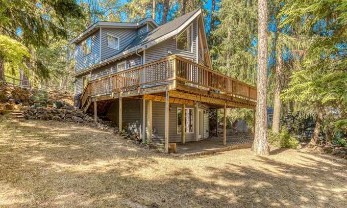 White Salmon House | Dog-Friendly Getaway w/Deck, Grill & AC – Short Walk Downtown