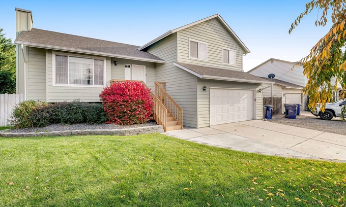 East Wenatchee House | Dog-friendly home with WiFi, hot tub, seasonal firepit, two office spaces