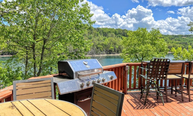 Eureka Springs House | Dog-friendly home with serene views of Beaver Lake, 2 living areas & bunk room