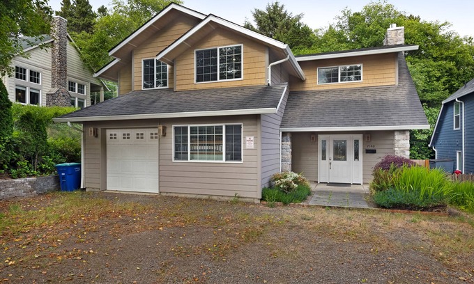 Gleneden Beach House | Dog-friendly home w/enclosed yard, game room, private hot tub - near the beach