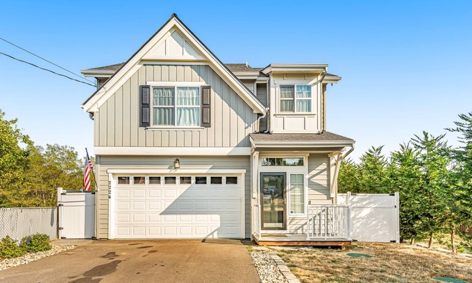 Bremerton House | Dog-friendly home near ferry with hot tub, fenced yard, patio & fireplace