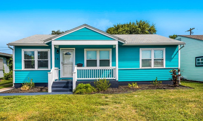 Galveston House | Dog-Friendly Home Near the Beach w/ WiFi, Washer/Dryer, Hot Tub, and Central A/C