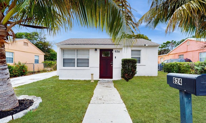 Riviera Beach House | Dog friendly home with Wifi, fully equipped kitchen & patio