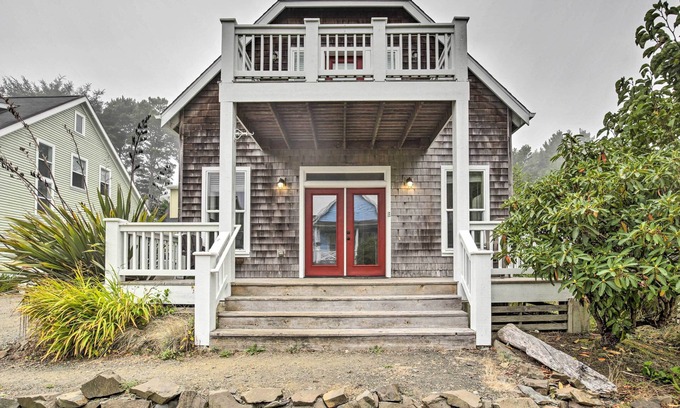 Lincoln Beach House | Dog-Friendly Home w/Deck & Yard ~ Walk to Beach