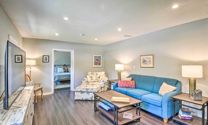 Harbor Oaks Bay Shore House | Dog-Friendly Home w/Gas Grill - Walk to Rose Bay!