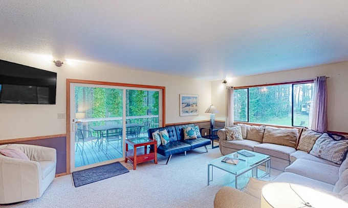 Port Orford House | Dog-friendly home with deck & pellet stove - half a mile to the beach