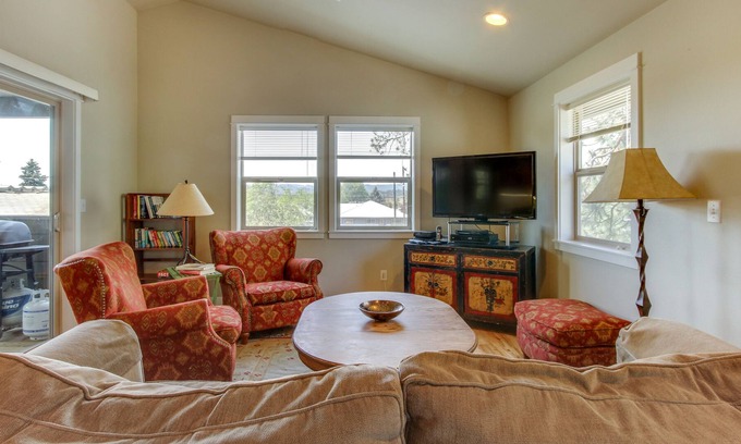 Larkspur House | Dog-Friendly Home with Balcony & Grill - One Mile to Downtown and River