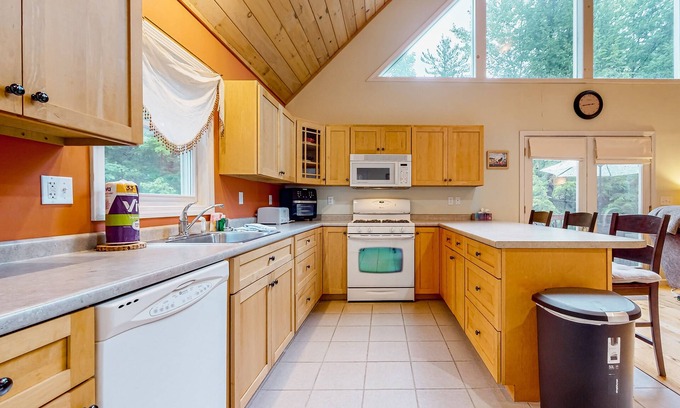 Conway House | Dog-friendly home with private hot tub, wraparound deck & 2 gas fireplaces
