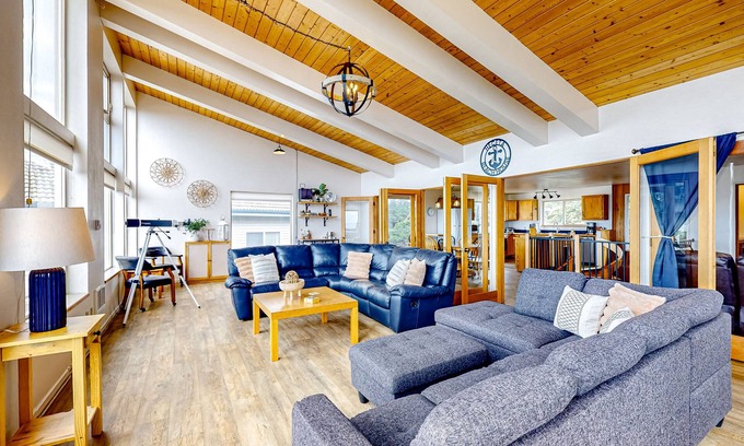 Florence House | Dog-friendly home with amazing ocean & sunset views - walk to Ocean Way Beach