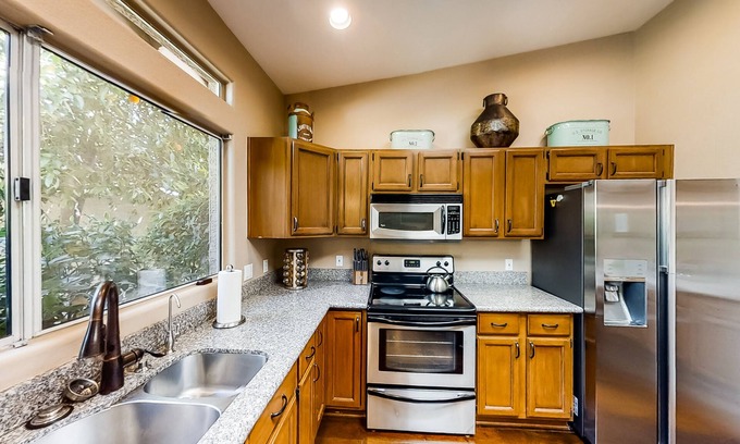 Paradise Park Vista House | Dog-friendly house with private pool, WiFi, firepit, central AC & washer/dryer