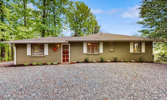 Hiawassee House | Dog-friendly house with outdoor deck, gas fireplace and mountain views