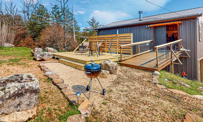 Eureka Springs Apartment | Dog-friendly lakefront studio with a full kitchen, TV, yard, water views