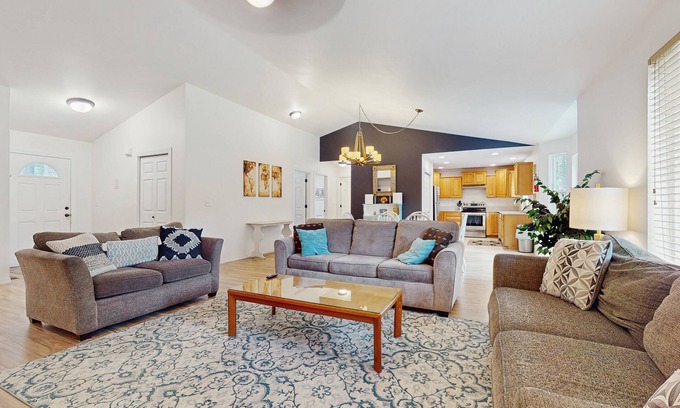 Cle Elum House | Dog-friendly lakefront home near skiing with mountain view, firepit & wood stove