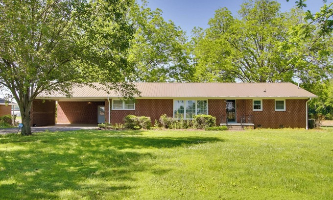 Lauderdale County House | Dog-Friendly Lexington Retreat: Step-Free Access!