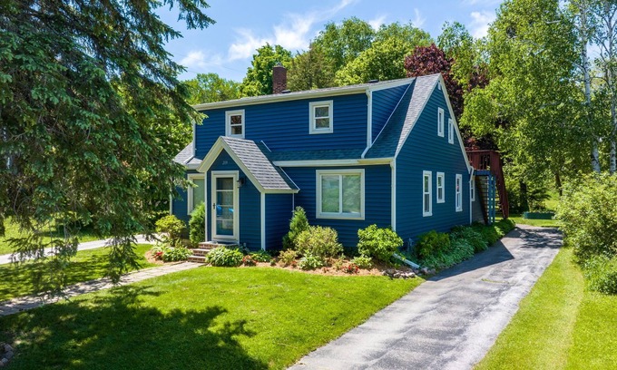 Sturgeon Bay Apartment | Dog-Friendly Loft w/Boat Parking, Private Deck & Walkable to Shops!
