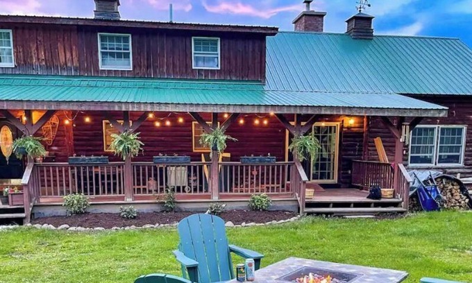 Wolcott Cabin | Dog Friendly Log Cabin on 10 acres + Wood Stove, High Speed WiFi, AC!