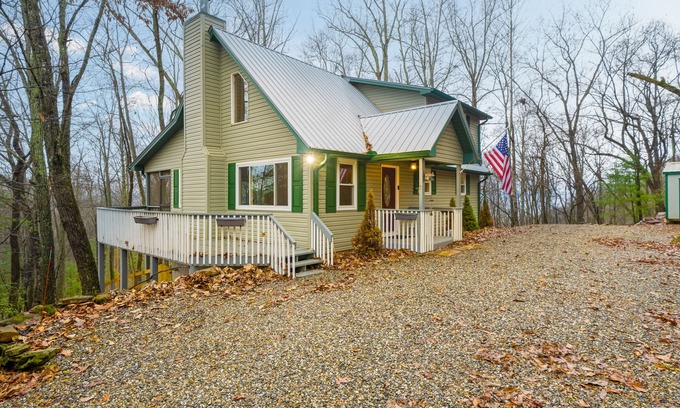 Blairsville Cabin | Dog-friendly, mountain-view retreat with a grill, deck, washer/dryer, & AC
