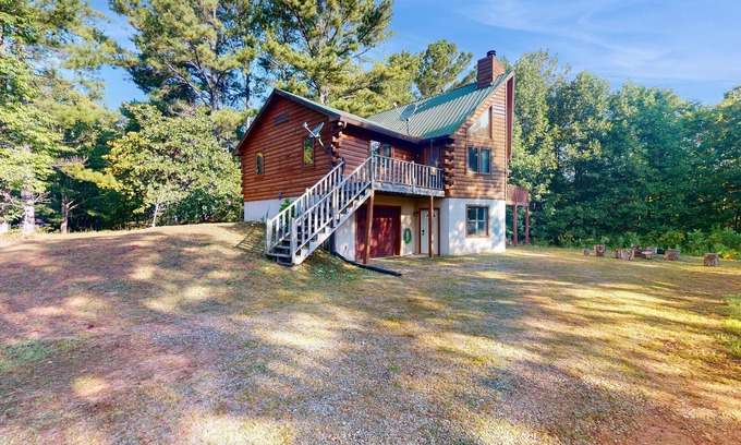 Culberson Cabin | Dog-friendly mountain view home with multi-levels and large deck